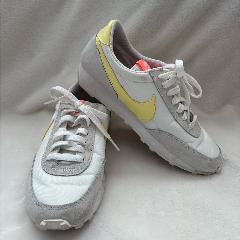 Nike Women's Sneakers White and Yellow